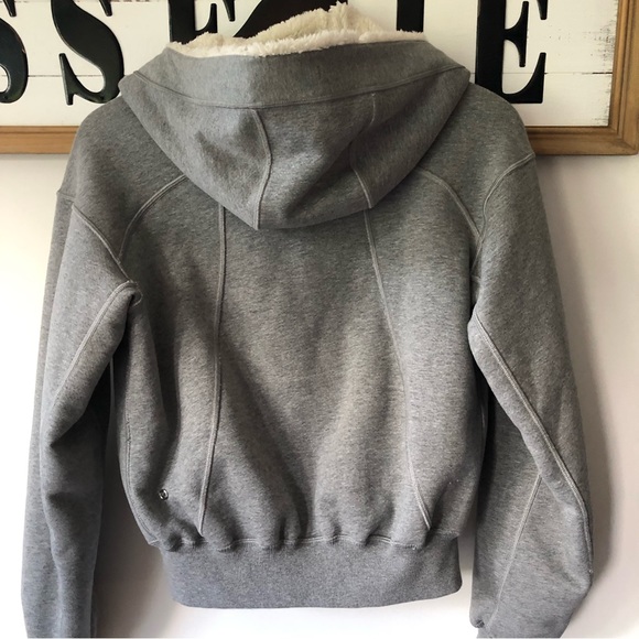 Authentic LULULEMON reverse Hoody. Size 6. Worn a few times. Excellent condition - Picture 5 of 7